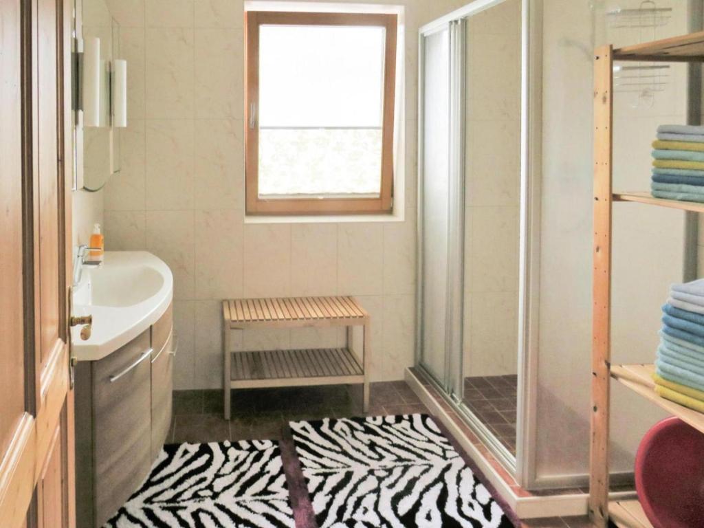 A bathroom at holiday home Emberger, Fügen