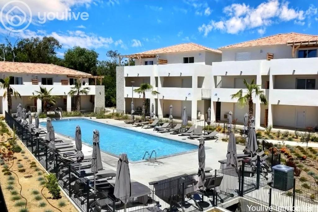 une vue sur la piscine du complexe dans l'établissement Paradis Dana, à Linguizzetta