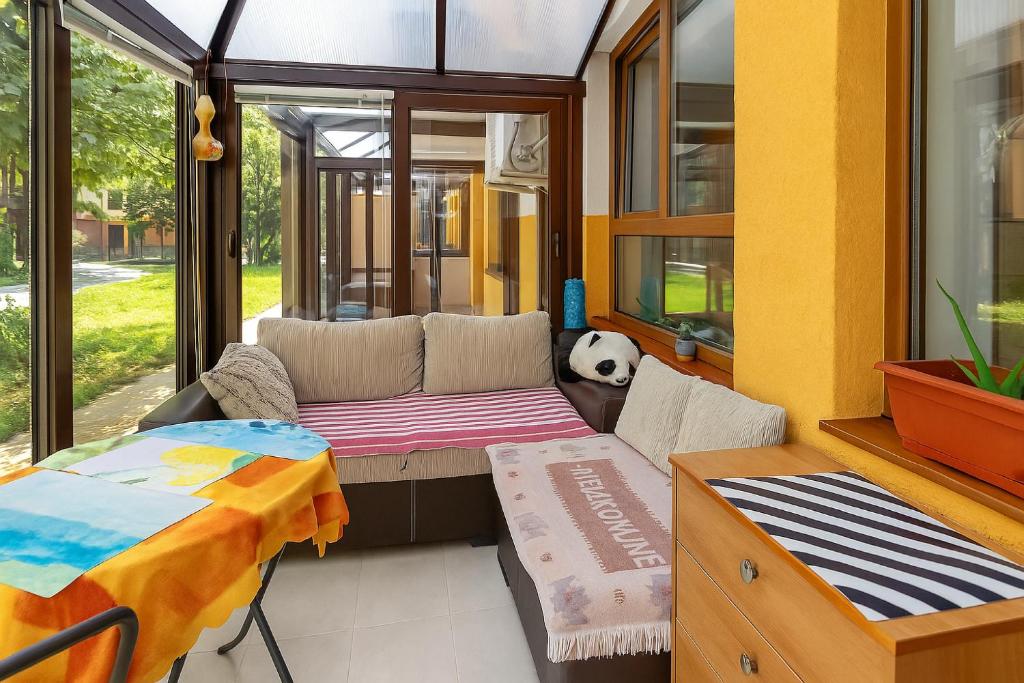 Posezení v ubytování Cosy nest with glass veranda