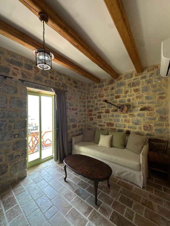 Posezení v ubytování Arapis Rooms & Suites