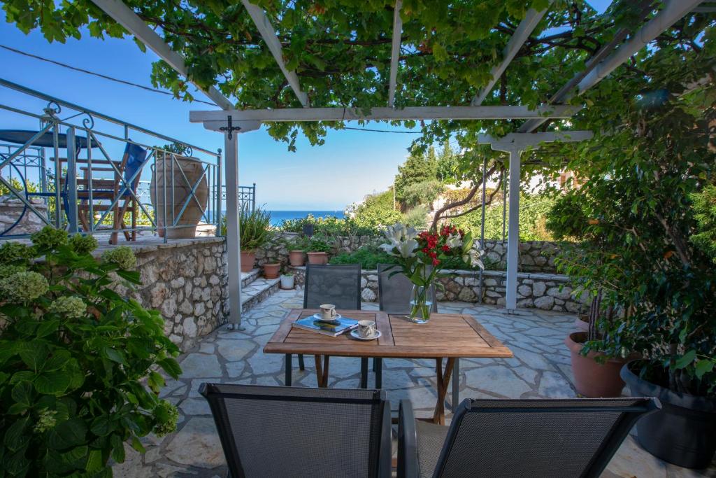 Vonkajšia záhrada v ubytovaní Pantazis Studios in Agios Nikitas