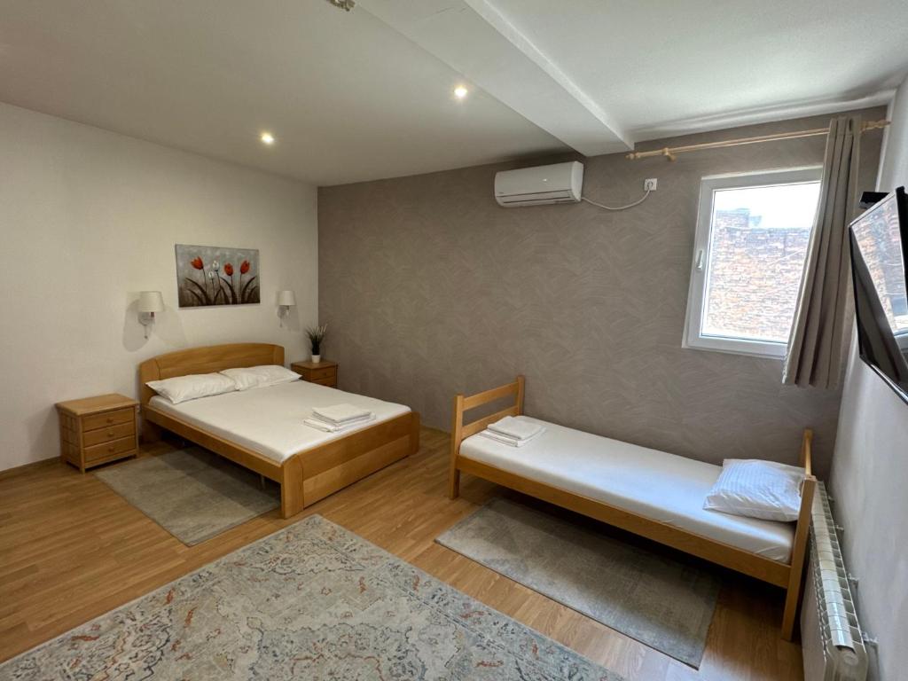 Postel nebo postele na pokoji v ubytování Apartments and Rooms L E F T RIVER Belgrade
