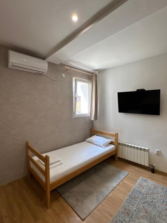 TV a/nebo společenská místnost v ubytování Apartments and Rooms L E F T RIVER Belgrade