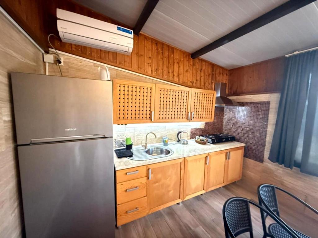 Kuchyň nebo kuchyňský kout v ubytování House & Yard Sesil Forest 90m to beach Kaprovani