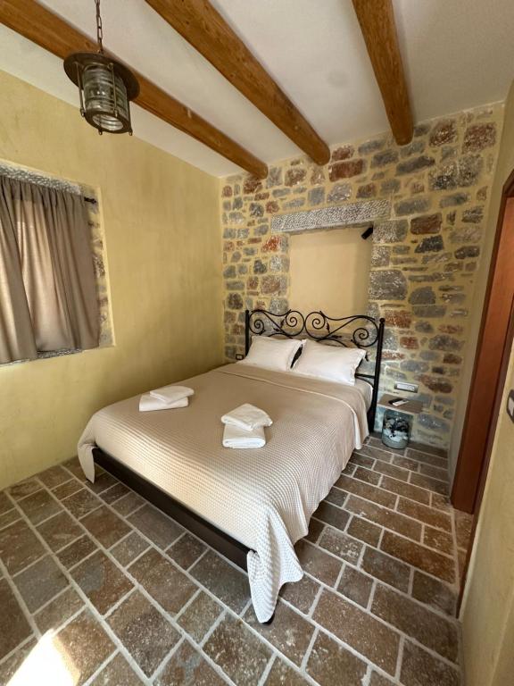 Postel nebo postele na pokoji v ubytování Arapis Rooms & Suites