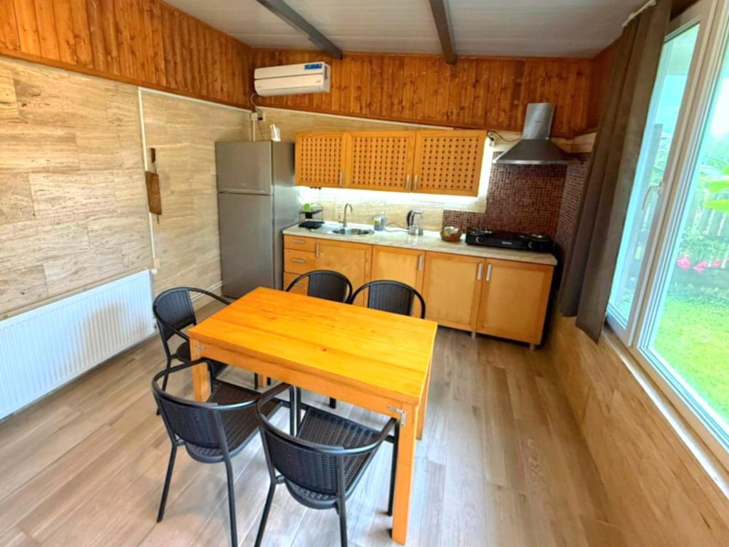 Kuchyň nebo kuchyňský kout v ubytování House & Yard Sesil Forest 90m to beach Kaprovani