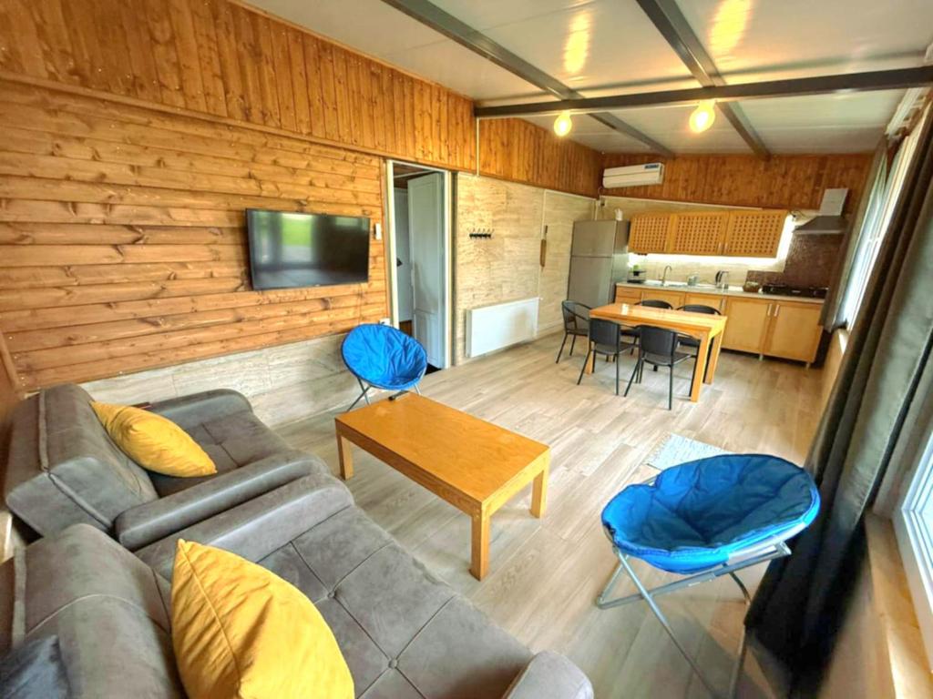 Posezení v ubytování House & Yard Sesil Forest 90m to beach Kaprovani