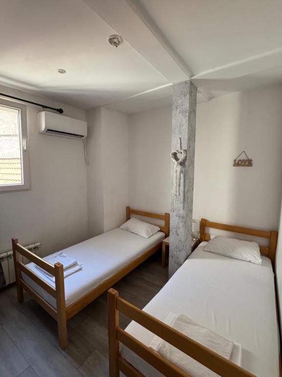 Postel nebo postele na pokoji v ubytování Apartments and Rooms L E F T RIVER Belgrade
