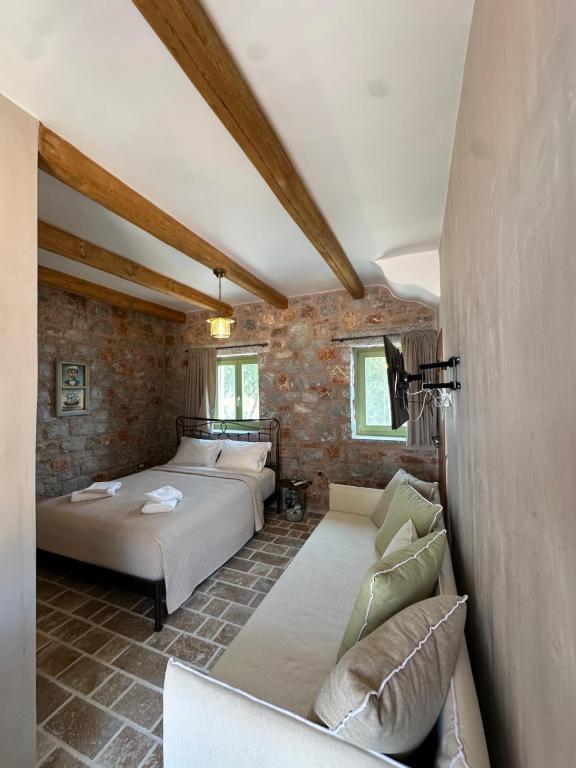 Postel nebo postele na pokoji v ubytování Arapis Rooms & Suites