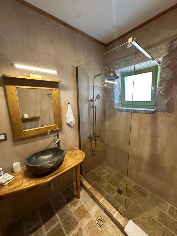 Koupelna v ubytování Arapis Rooms & Suites