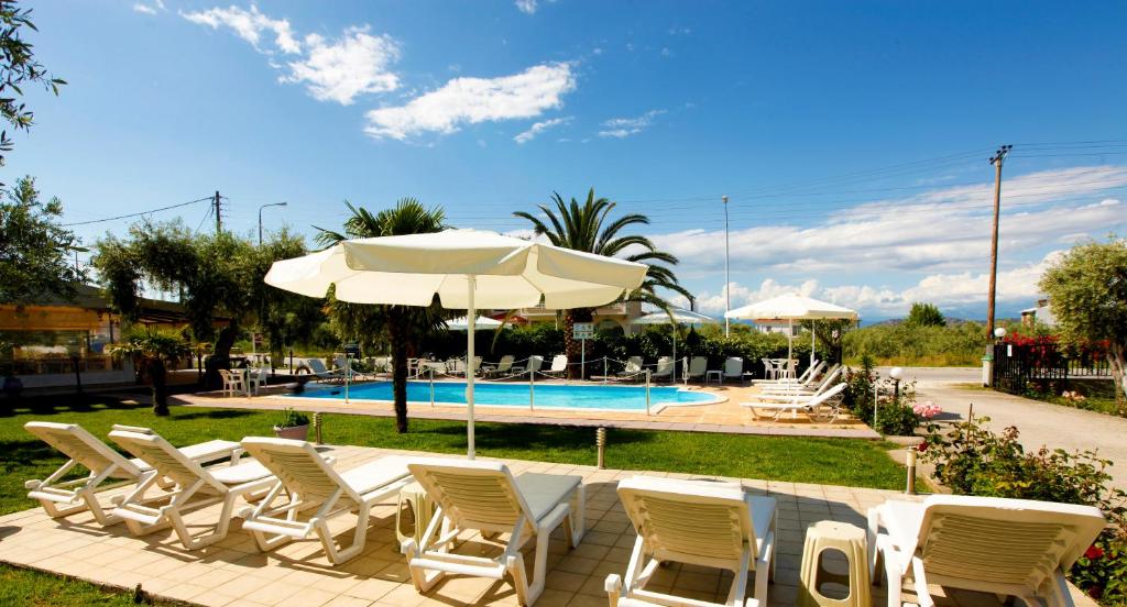 Bazén v ubytování Chrisa Hotel nebo v jeho okolí