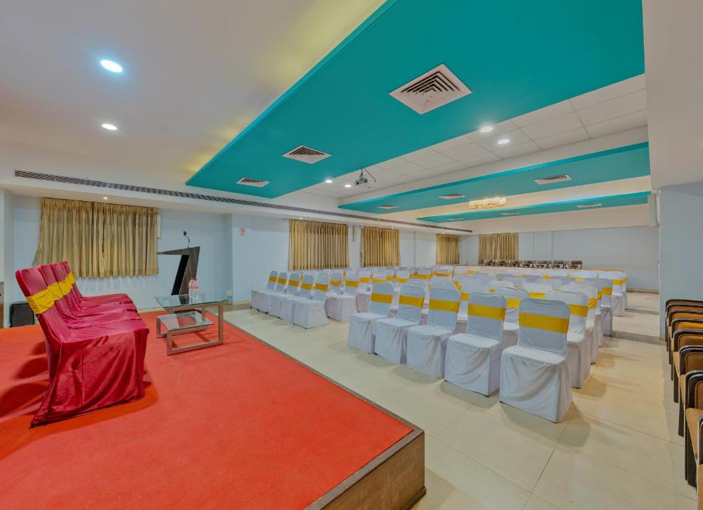 Posezení v ubytování Hotel Black Pearl Sangli