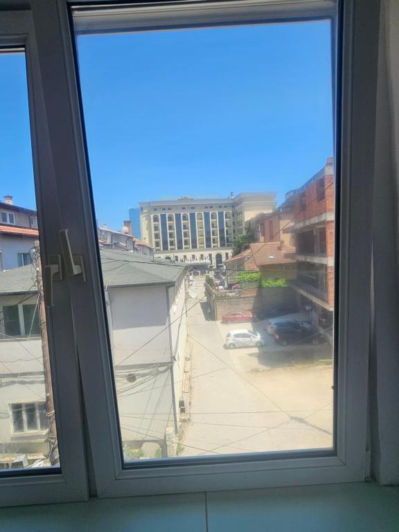 プリシュティナにあるLioNa Center Apartmentの市街の景色を望む窓