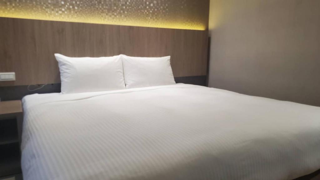Voodi või voodid majutusasutuse KDM Hotel toas