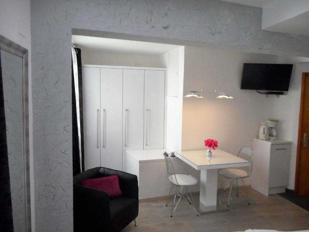 Televízia a/alebo spoločenská miestnosť v ubytovaní Palladium City Center Apartments