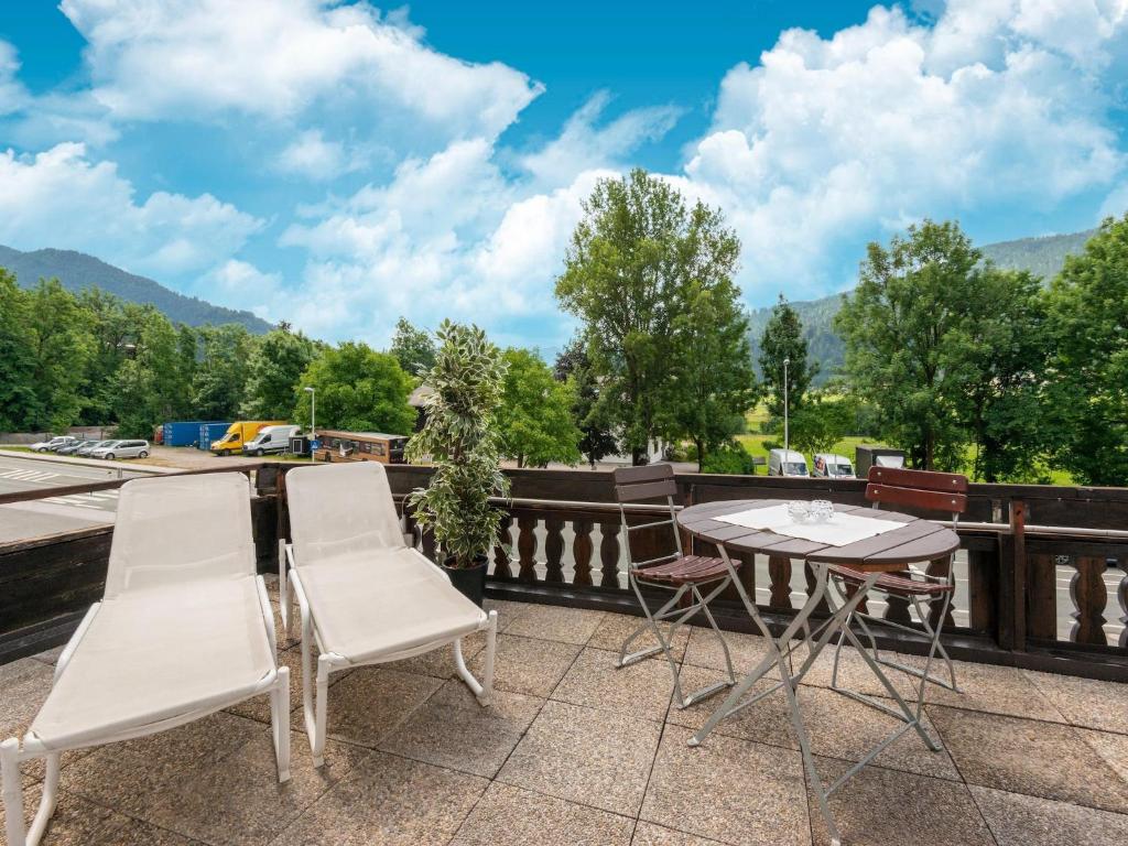 Vista generica sulle montagne o vista sulle montagne dall'interno dell'appartamento