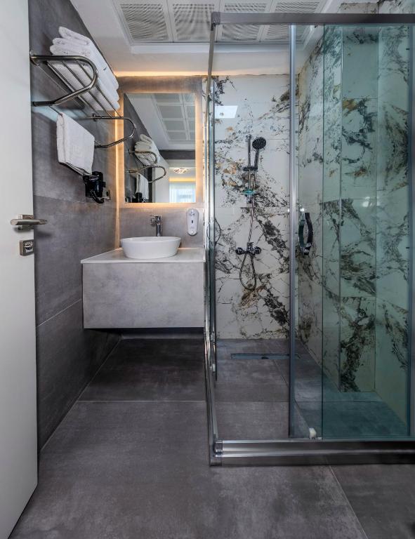 Airport Waves Hotel - 8