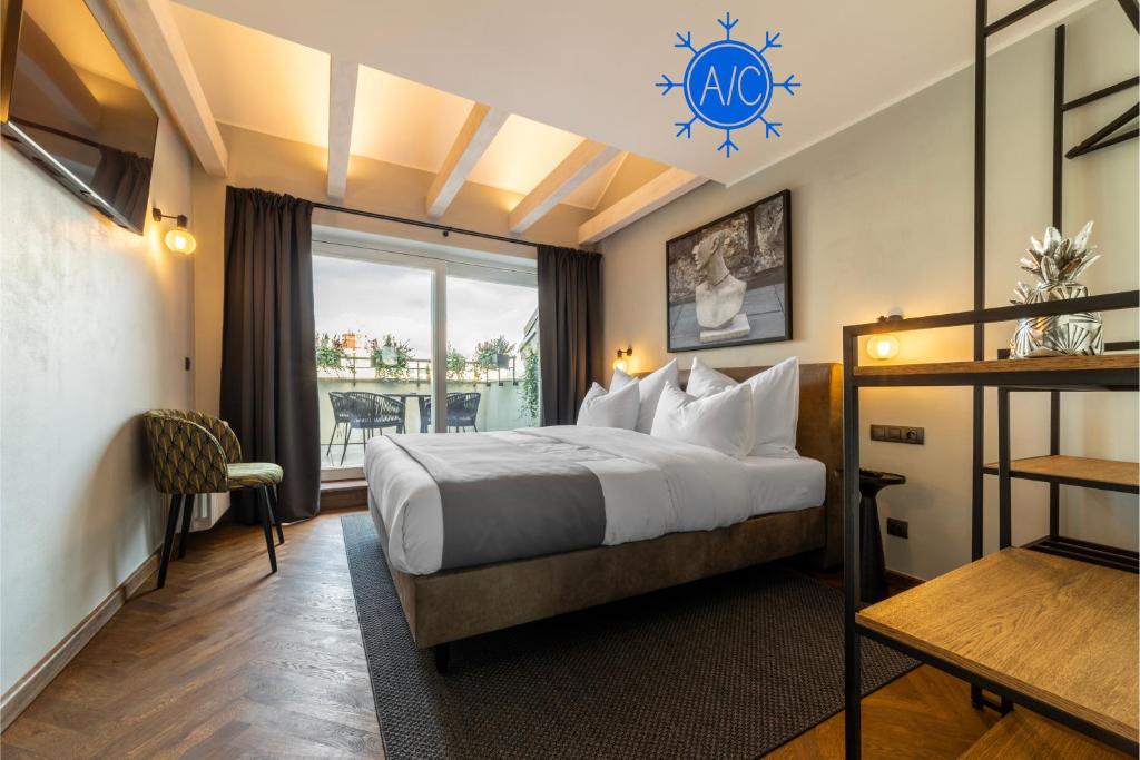 una camera d'albergo con un letto e una finestra di The Viaduct - Suites & More a Praga