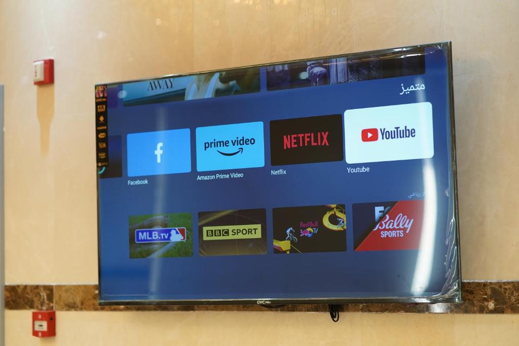TV a/nebo společenská místnost v ubytování فندق منازل المقام