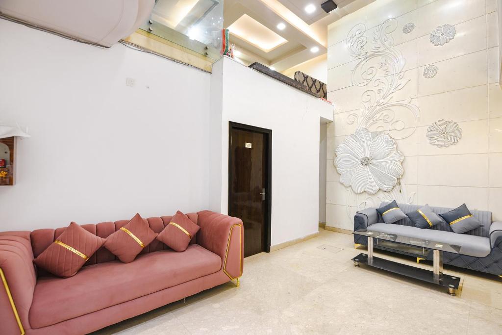 Posezení v ubytování FabHotel Golden Key Inn Near Rajouri Garden