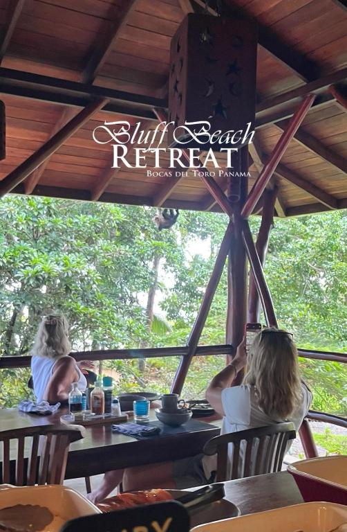 Galeri foto Bluff Beach Retreat di Bocas Town