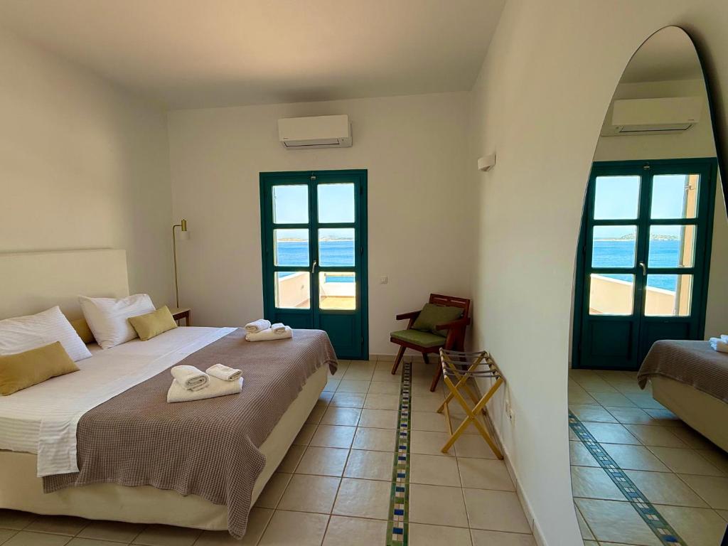Postel nebo postele na pokoji v ubytování Lipsi Blue Hotel
