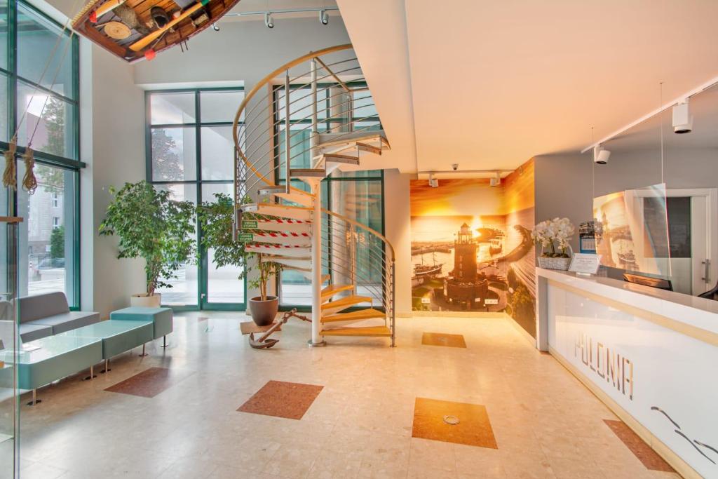 un corridoio con scala a chiocciola in un edificio di Click Apartamenty Portowa a Kołobrzeg