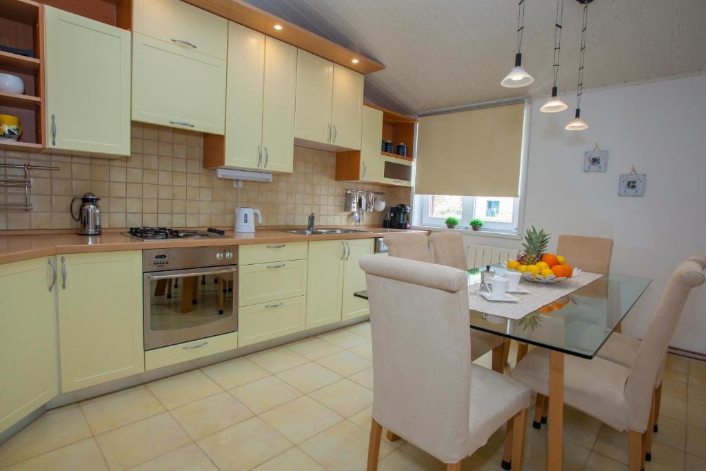 Kuchyňa alebo kuchynka v ubytovaní Villa Makarana Apartments
