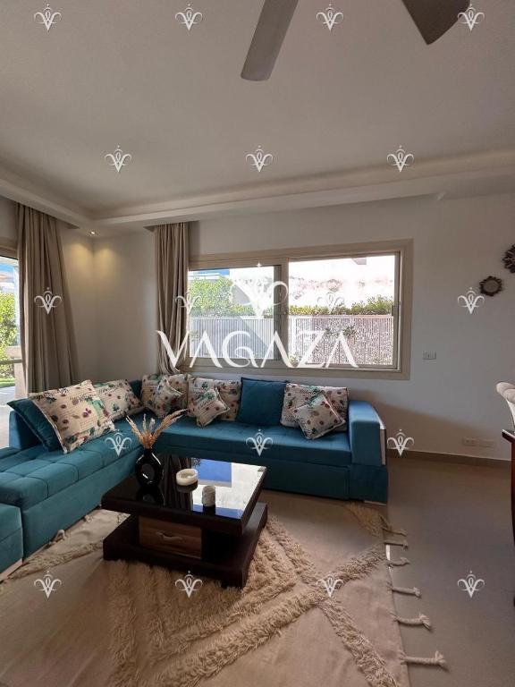 Гостиная зона в For Rent Stylish 3-Bedroom Chalet at Hacienda Bay, North Coast, Egypt
