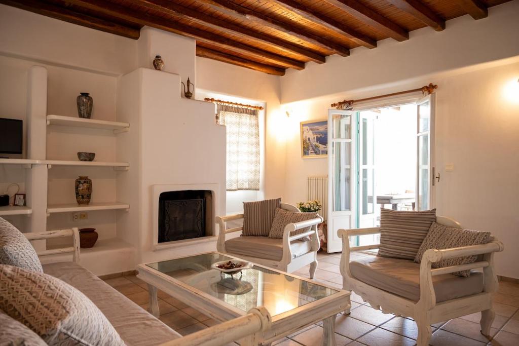 Χώρος καθιστικού στο Horizon Nest Mykonos Ornos!