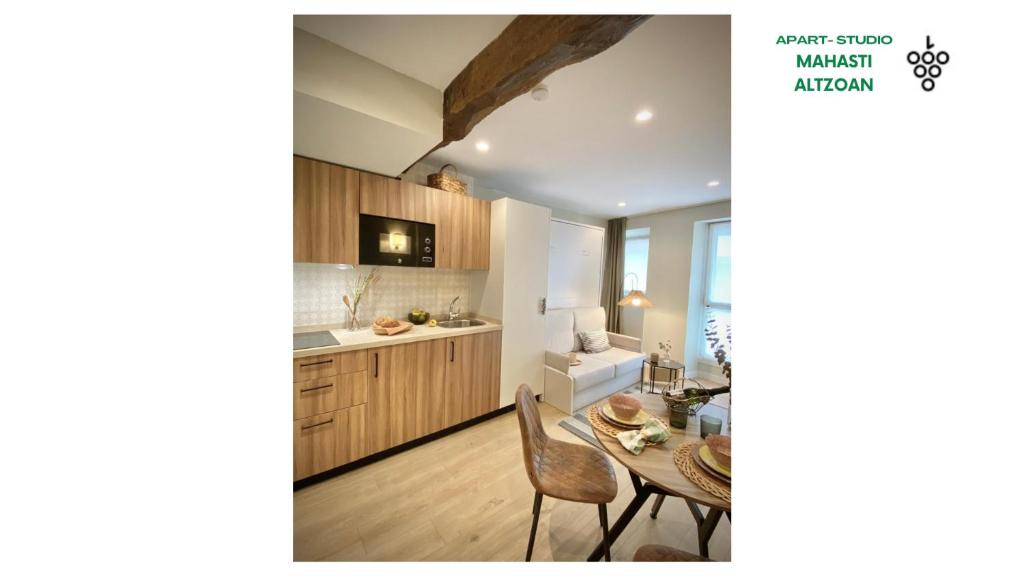 une cuisine et une salle à manger avec une table et des chaises dans l'établissement APARTAMENTOS BOUTIQUE ALTZOAN Aparcamiento gratis y supermercado a 2 metros, à Zarautz