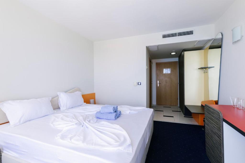 Postel nebo postele na pokoji v ubytování APOLONIS hotel