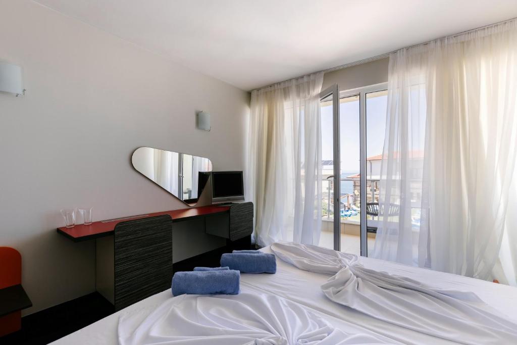 Postel nebo postele na pokoji v ubytování APOLONIS hotel