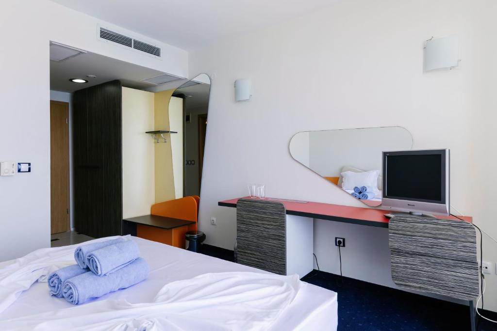 Postel nebo postele na pokoji v ubytování APOLONIS hotel