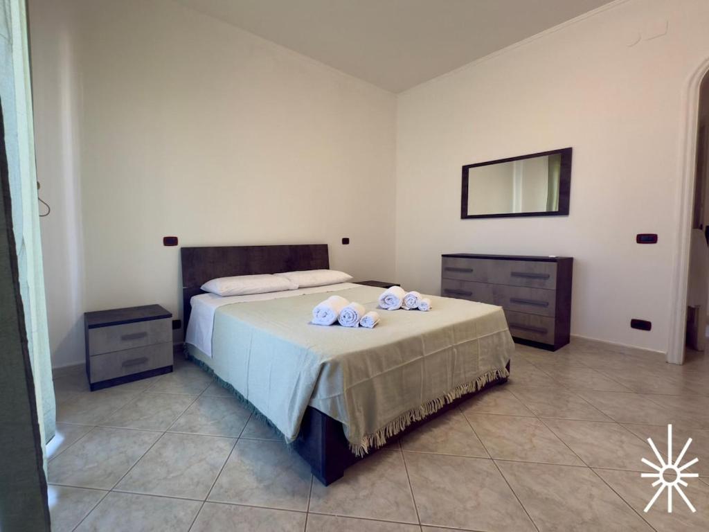 Un dormitorio con una cama con dos toallas encima. en Villa Arya by Madreperla, en Taranto