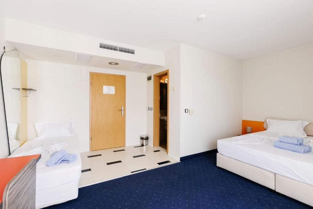 Postel nebo postele na pokoji v ubytování APOLONIS hotel