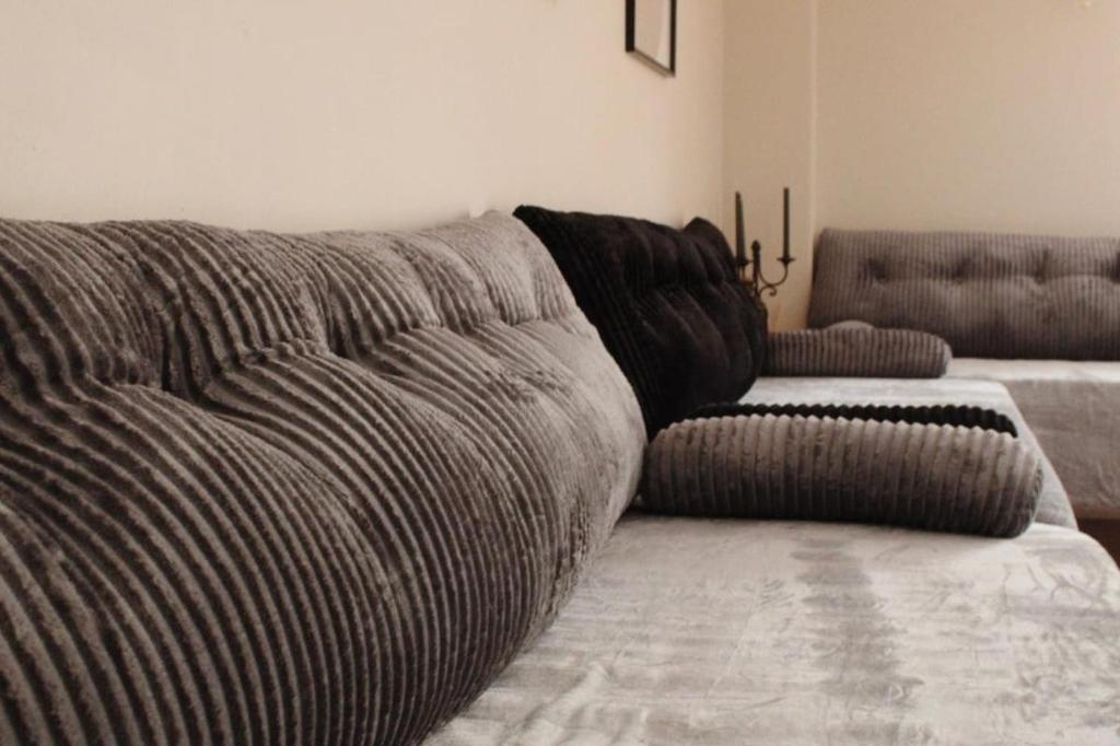a living room with a couch with pillows on it at La Casa d'Opale, maison de vacances 14 couchages in Montauban