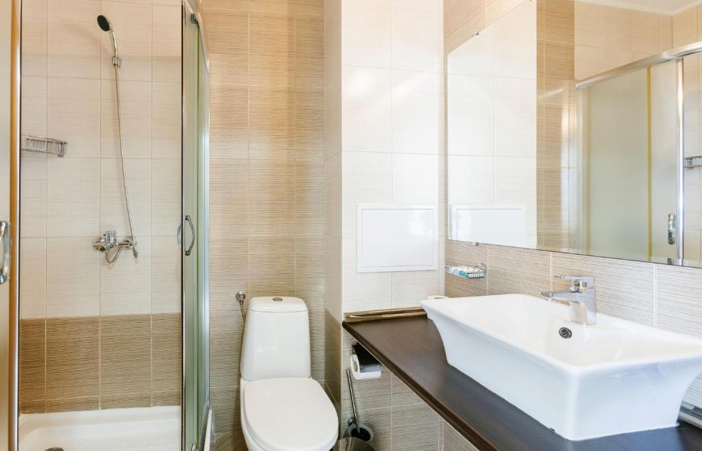 Koupelna v ubytování APOLONIS hotel
