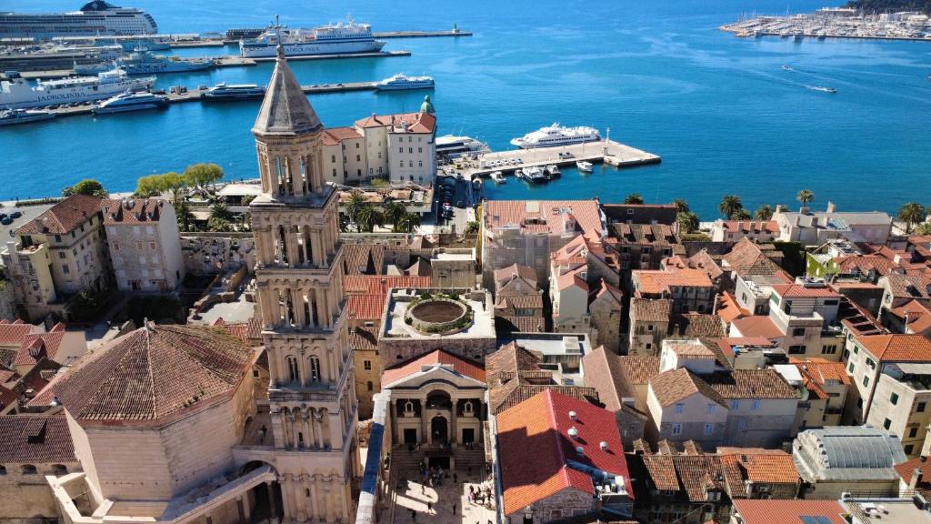 Luftaufnahme einer Stadt mit einer Kirche und dem Wasser in der Unterkunft Tortosa Blue in Split