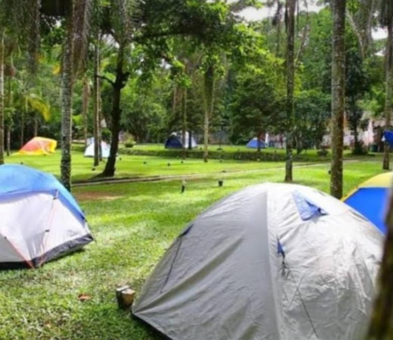 Dos tiendas de campaña en el césped de un parque en Cop30 -Sítio família, en Belém
