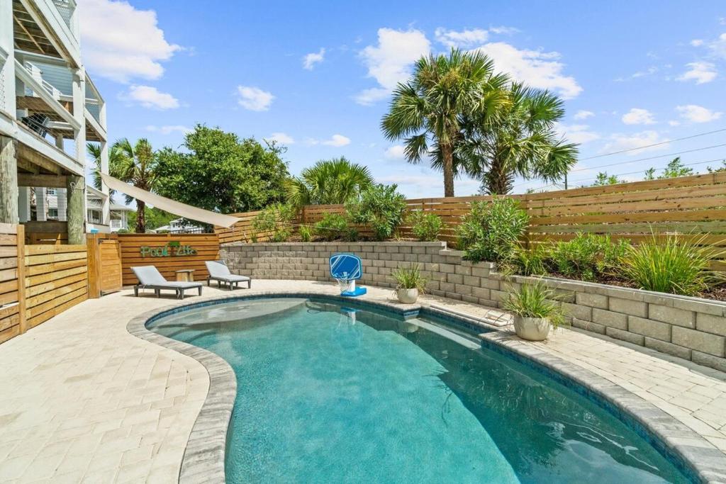 ポート・セント・ジョーにあるPrivate Pool, Beach Access, Luxe Kitchen, Fire Pit & Outdoor Entertaining Spaceの家の裏庭にあるプール