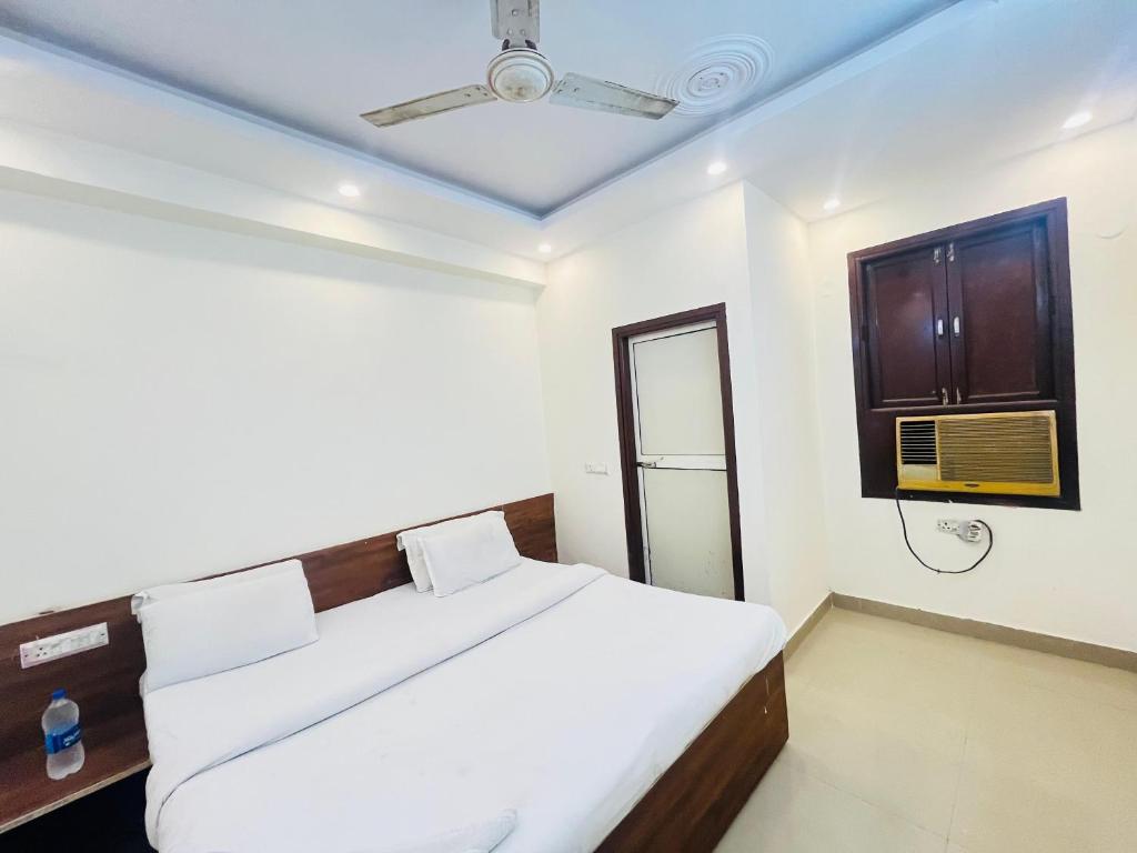 Postel nebo postele na pokoji v ubytování Hotel Diamond - Mayur Vihar