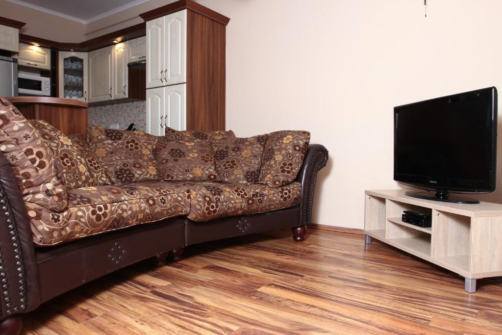 Televízia a/alebo spoločenská miestnosť v ubytovaní Balm Apartman