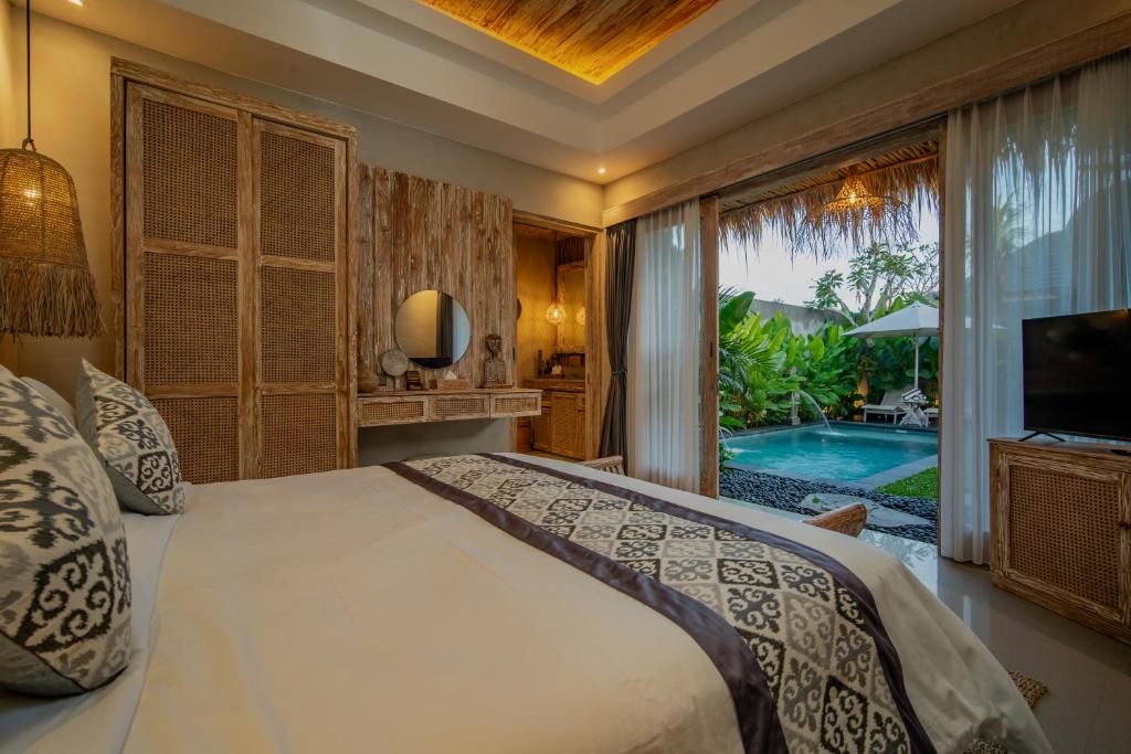 Bazén v ubytování The Macaw Ubud Green Uma Villa nebo v jeho okolí