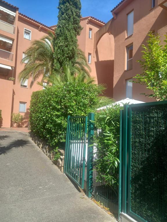 une porte verte devant un bâtiment dans l'établissement Logement atypique centre ville, à Sainte-Maxime