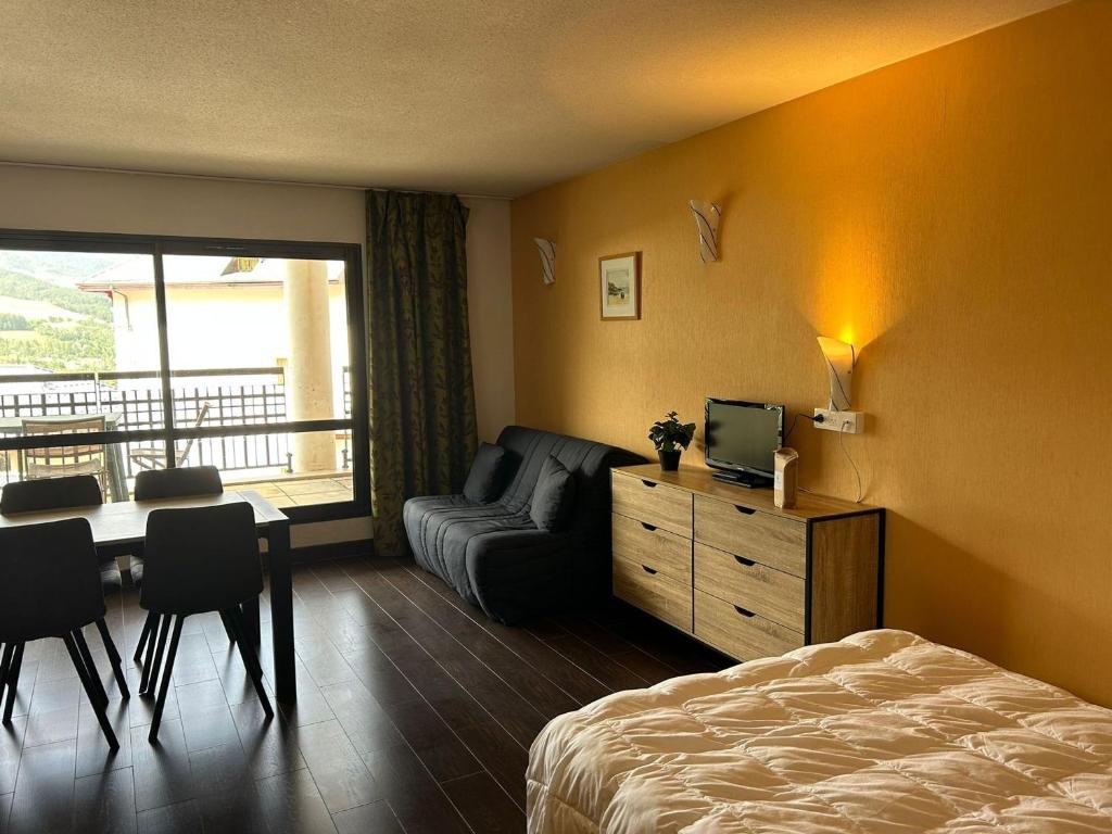 Posteľ alebo postele v izbe v ubytovaní Studio 4 personnes avec piscine et sauna - Résidence Château des Magnans - Jausiers - FR-1-165B-45