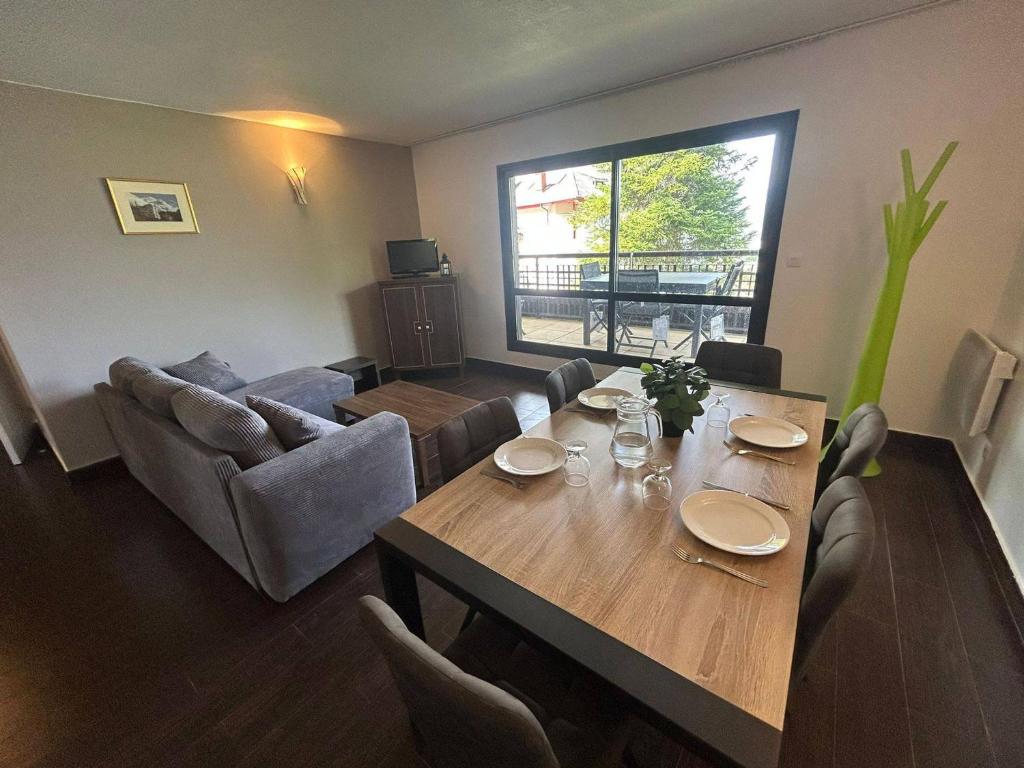 salon ze stołem i kanapą w obiekcie Appartement 6 pers avec piscine et sauna à Jausiers - Terrasse exposée sud - Proche Barcelonnette - FR-1-165B-14 w mieście Jausiers