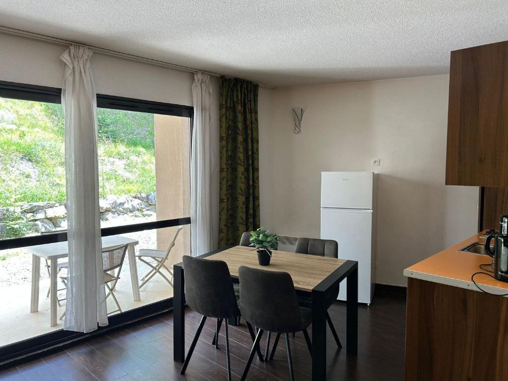 Kuchyňa alebo kuchynka v ubytovaní Studio confortable à Jausiers avec terrasse et accès piscine, idéal pour 4 personnes - FR-1-165B-56