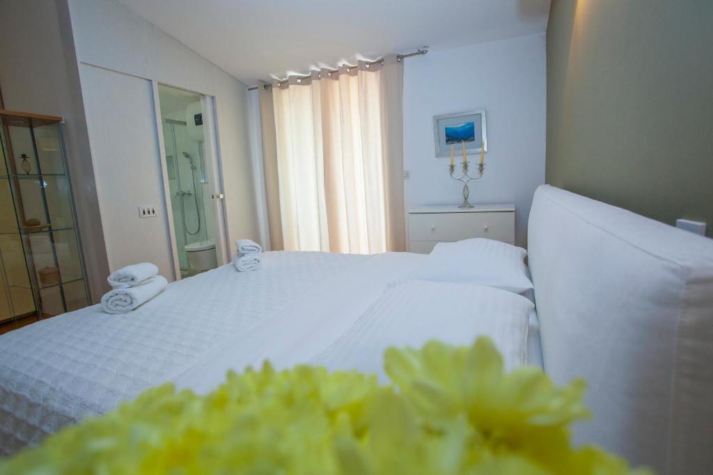 Posteľ alebo postele v izbe v ubytovaní Villa Makarana Apartments