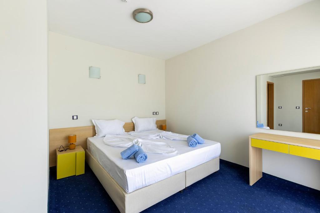 Postel nebo postele na pokoji v ubytování APOLONIS hotel